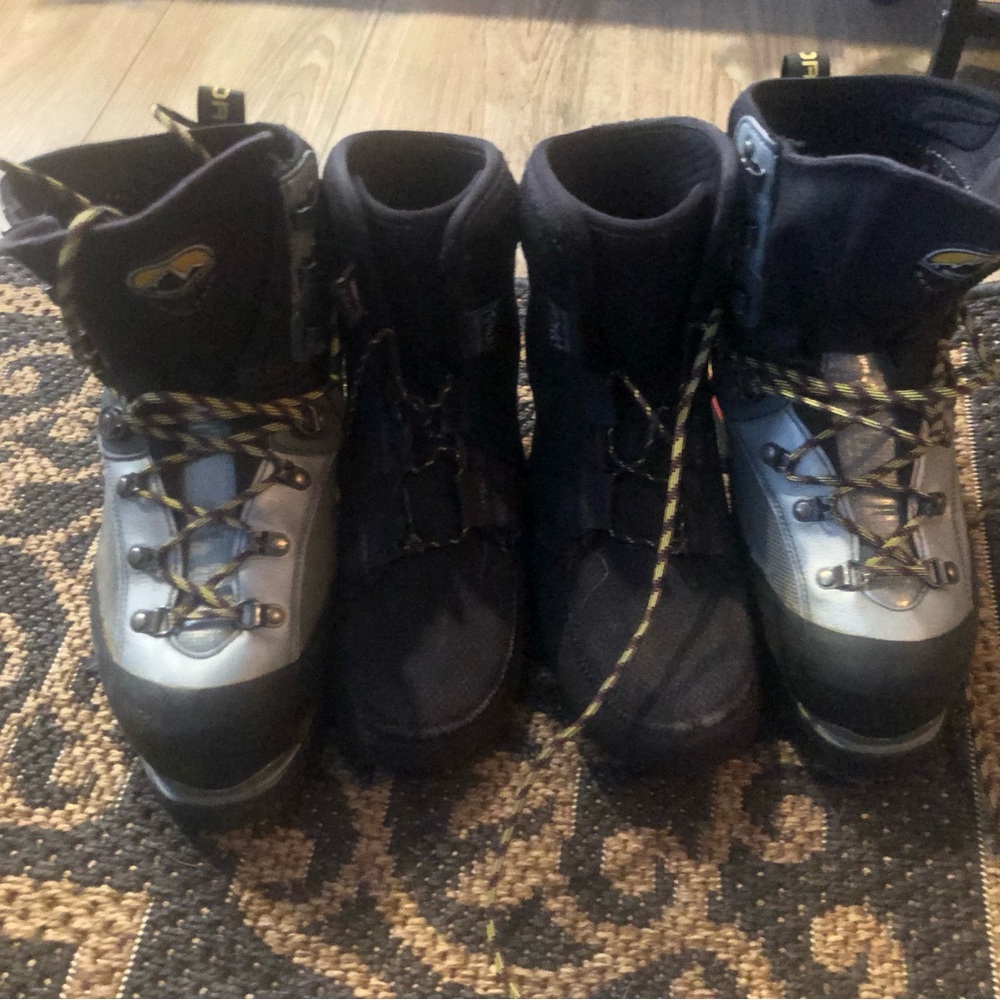 Size 7.5 W/6.5 M/38.5 EU La Sportiva Baruntse Boots